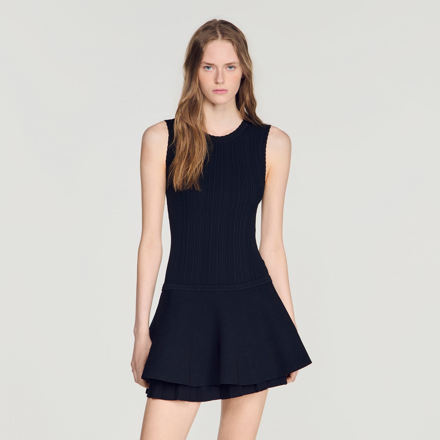 Vestido corto de punto con volantes