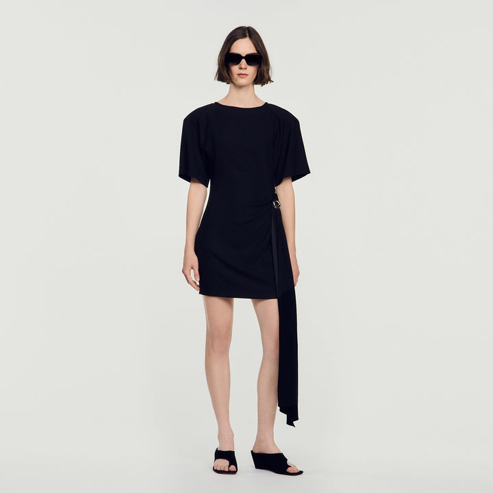 Vestido corto drapeado con aro metálico