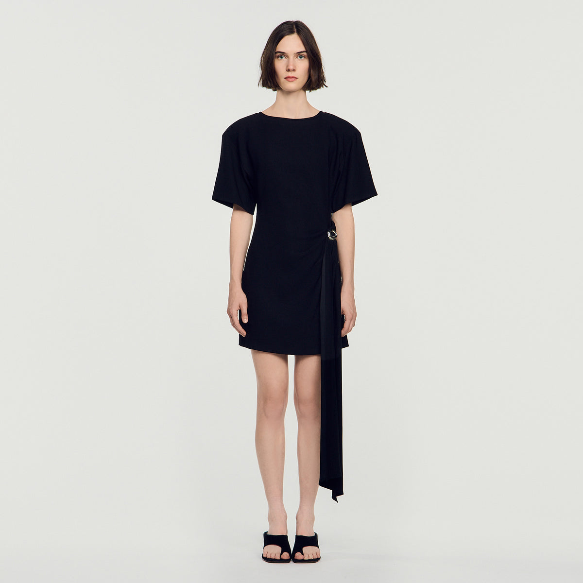 Vestido corto drapeado con aro metálico