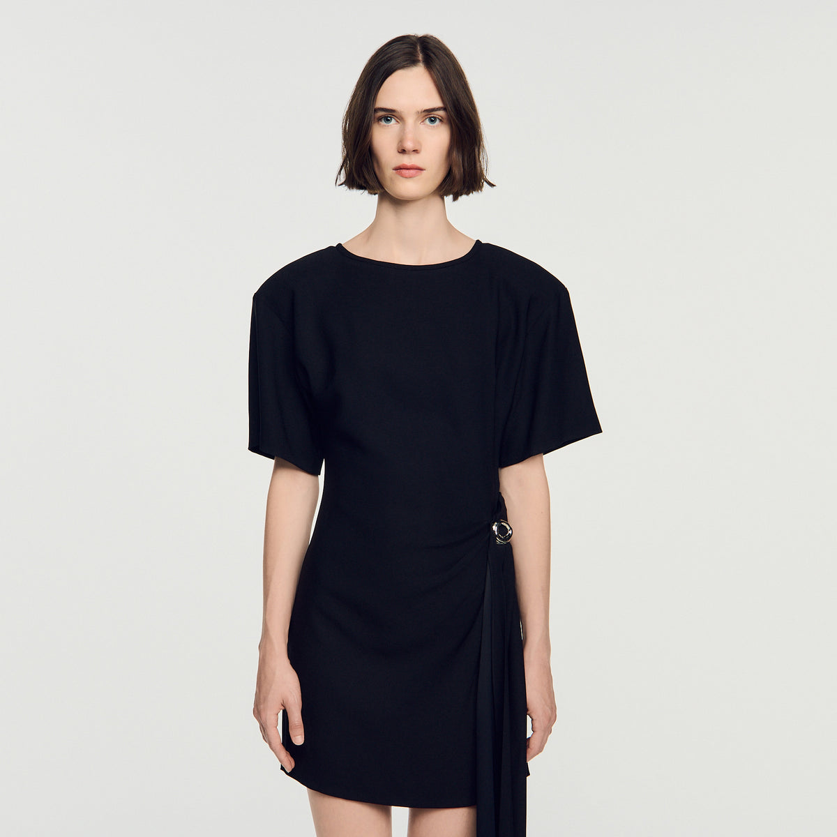 Vestido corto drapeado con aro metálico