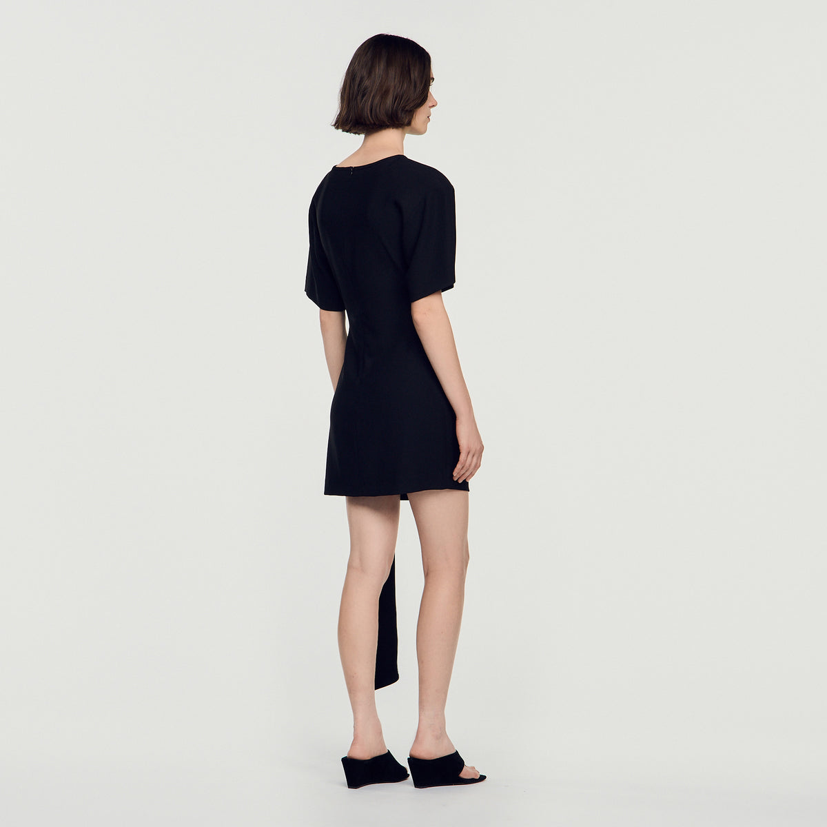 Vestido corto drapeado con aro metálico