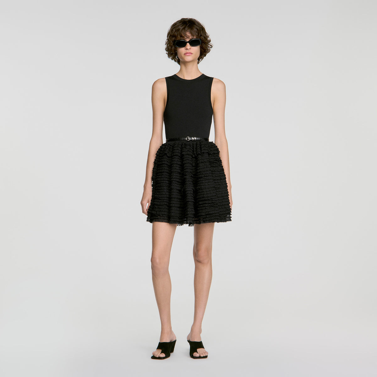 Vestido corto de encaje y volantes