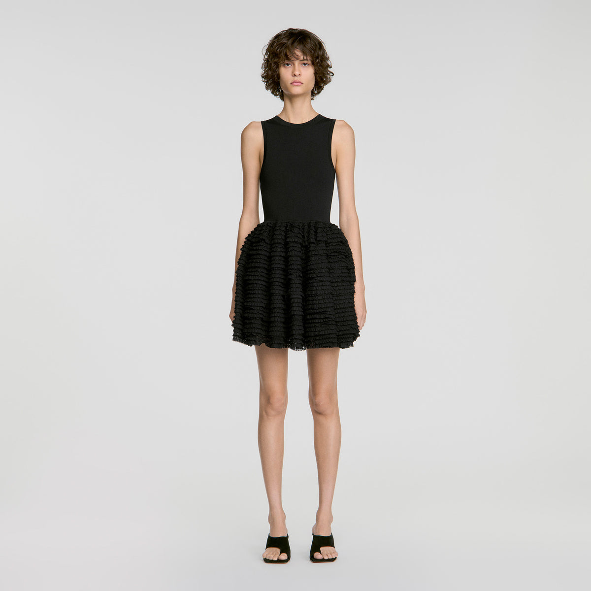 Vestido corto de encaje y volantes