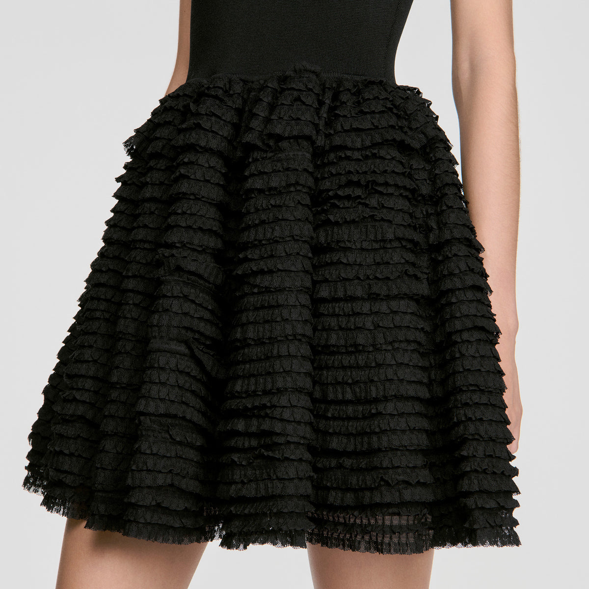 Vestido corto de encaje y volantes