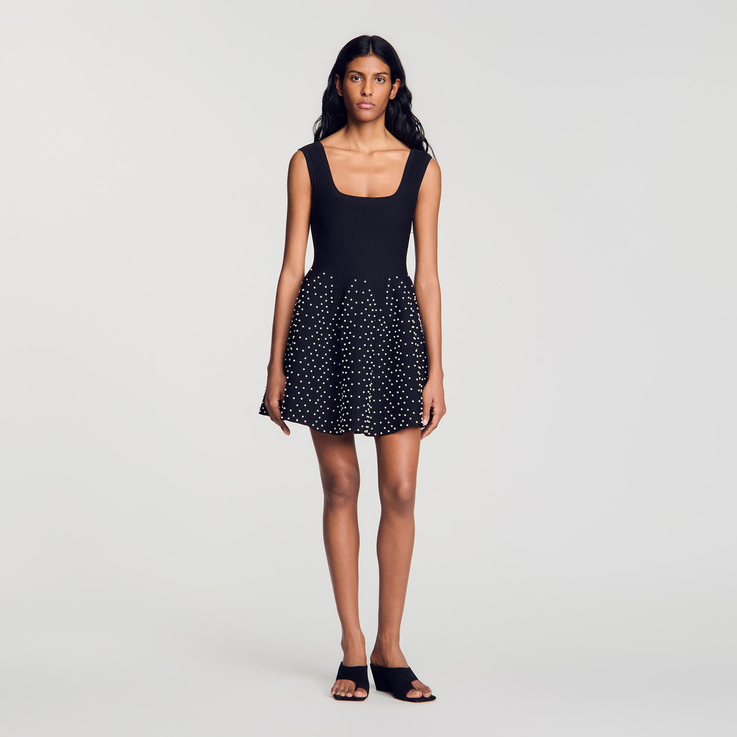 Vestido corto de punto con perlas