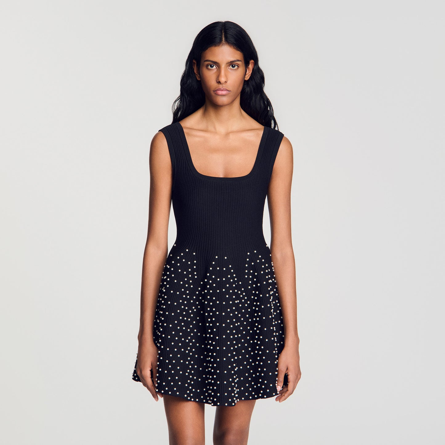 Vestido corto de punto con perlas