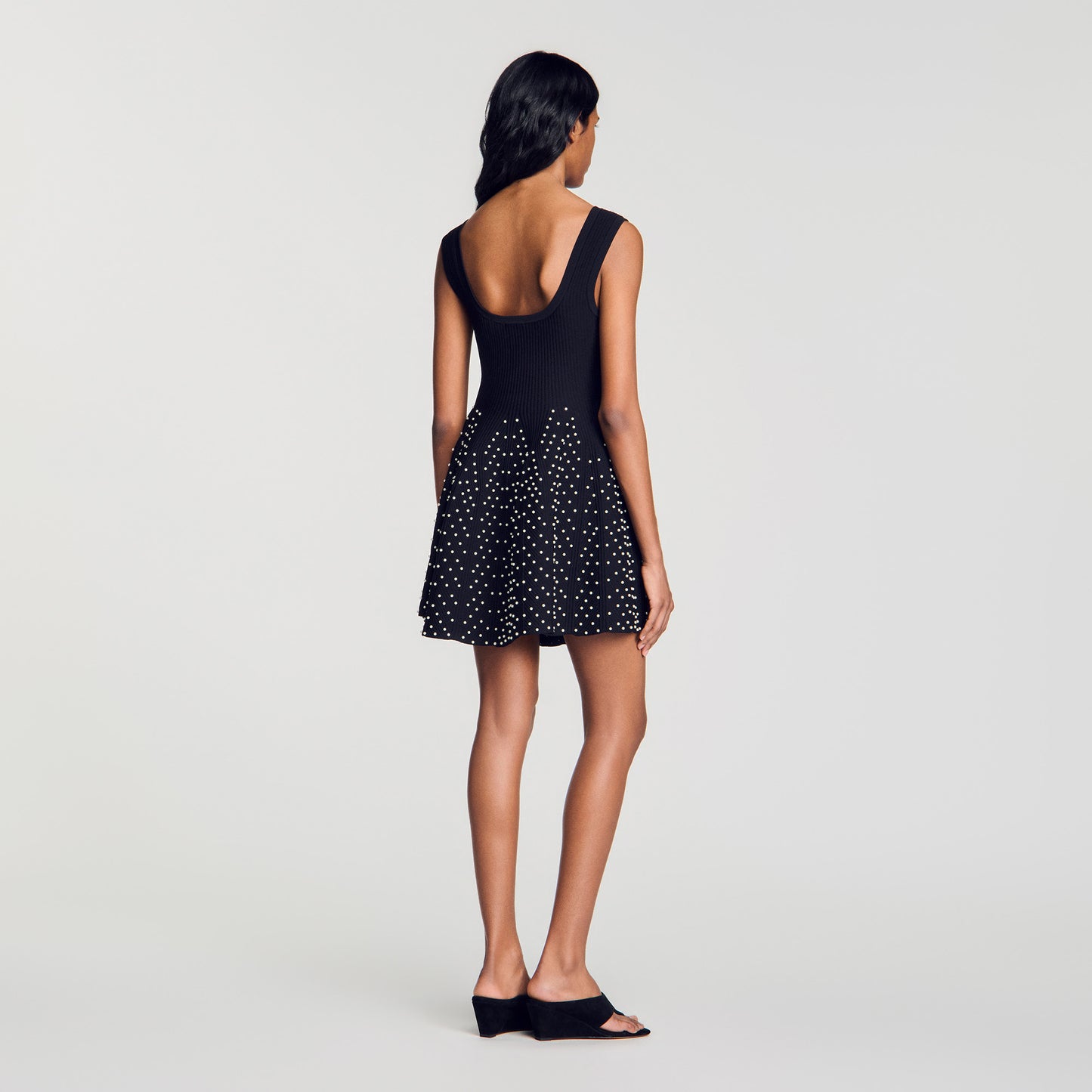 Vestido corto de punto con perlas