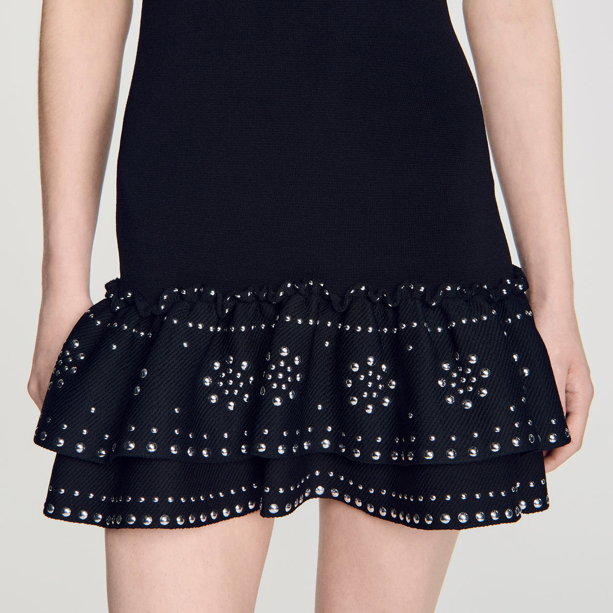 Vestido corto de punto con tachas