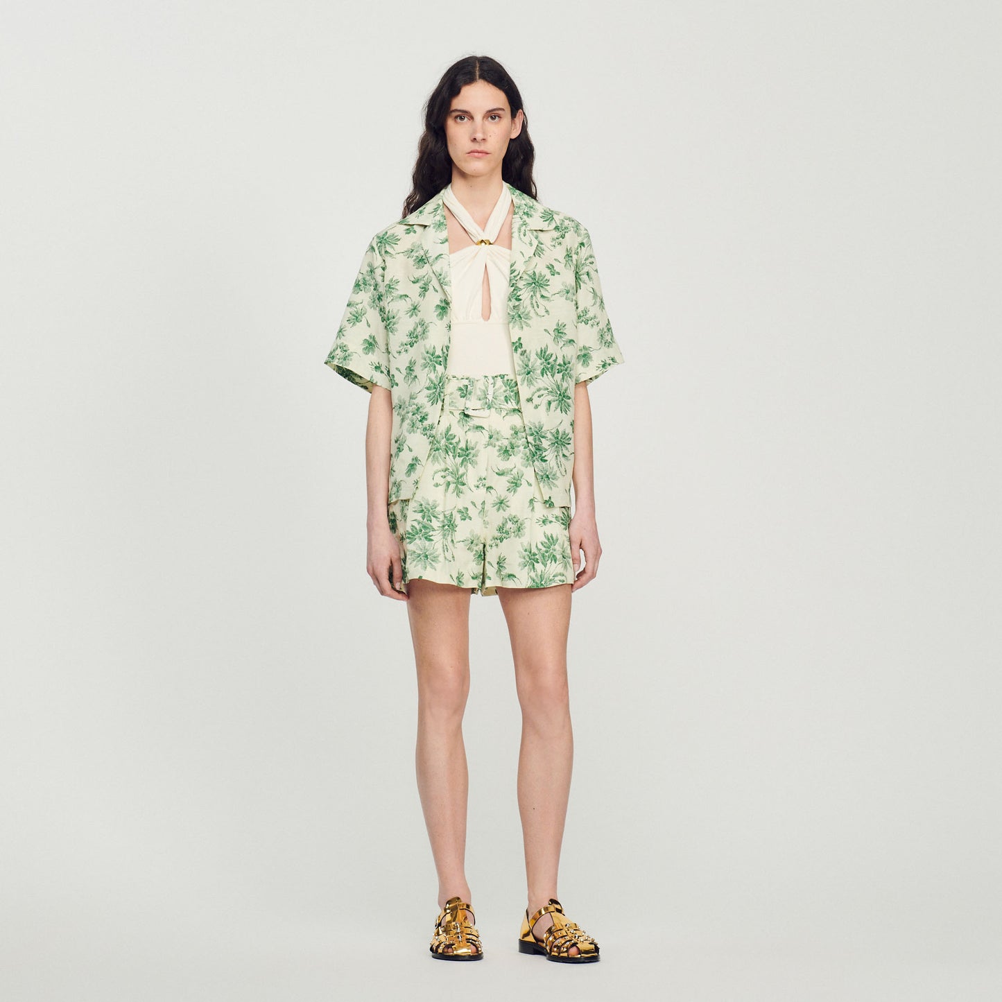 Short ancho con estampado de palmeras