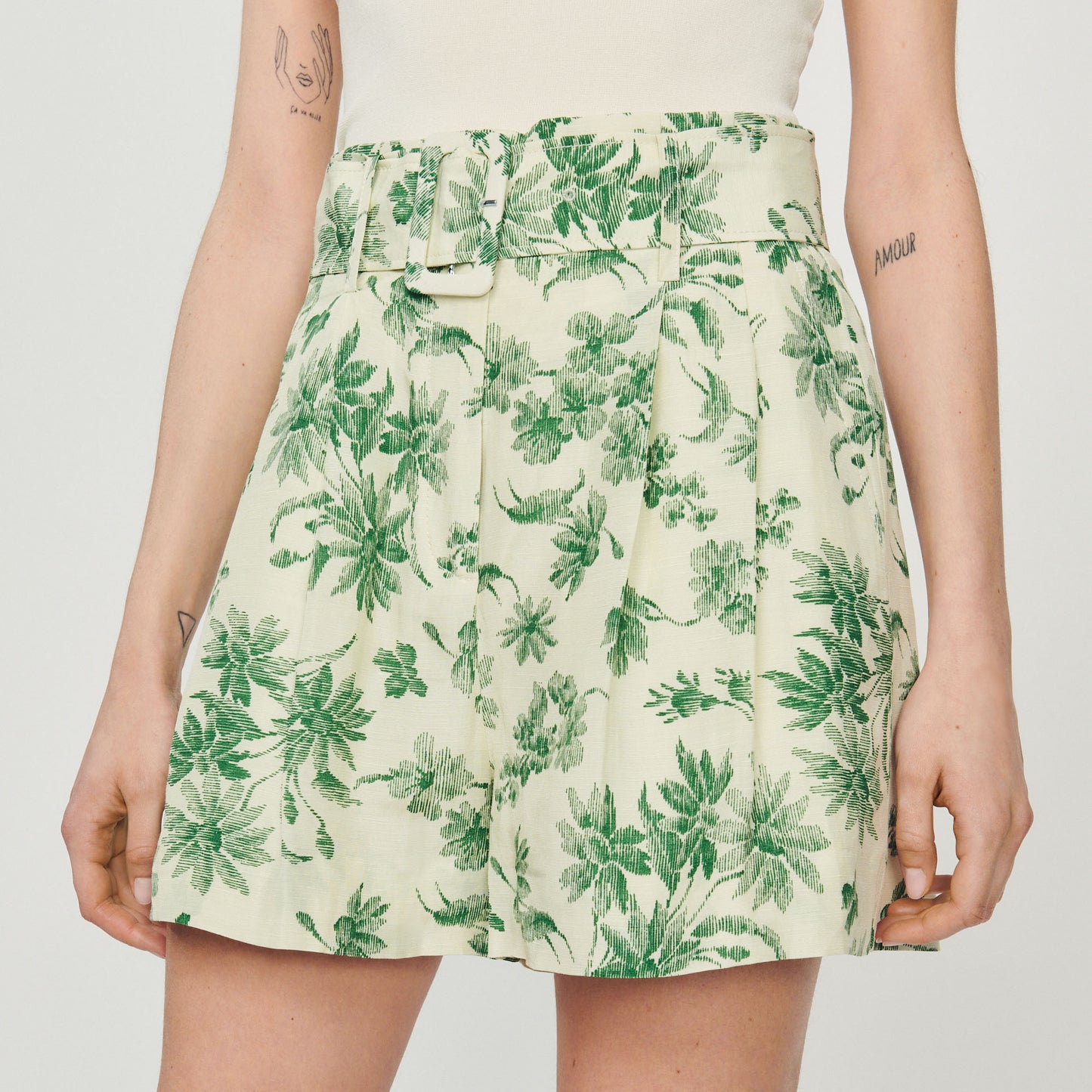 Short ancho con estampado de palmeras