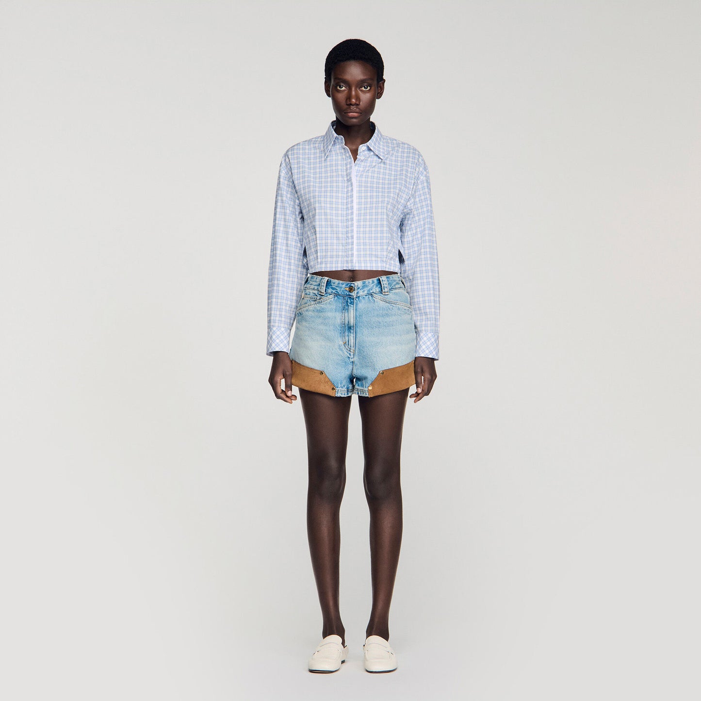 Short vaquero y ante con remaches