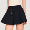 Short acampanado con automáticos