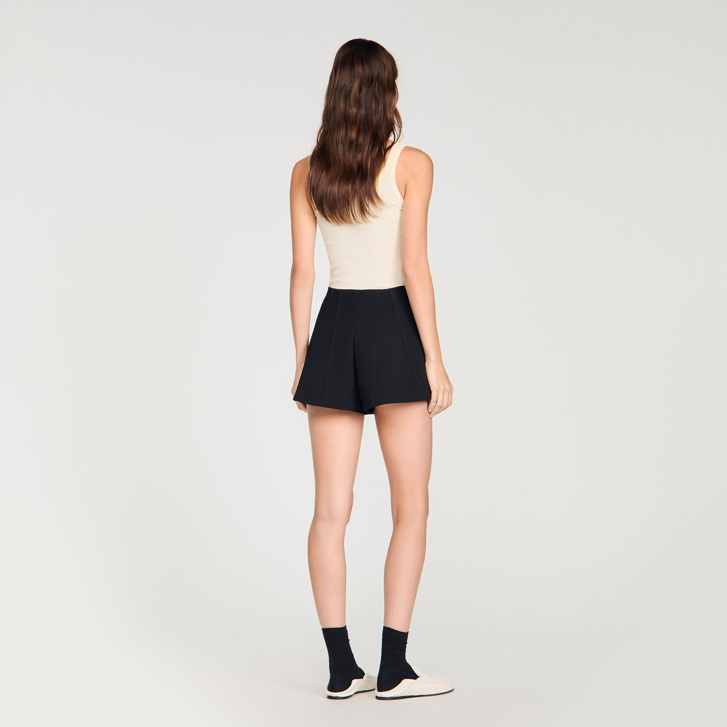 Short acampanado con automáticos