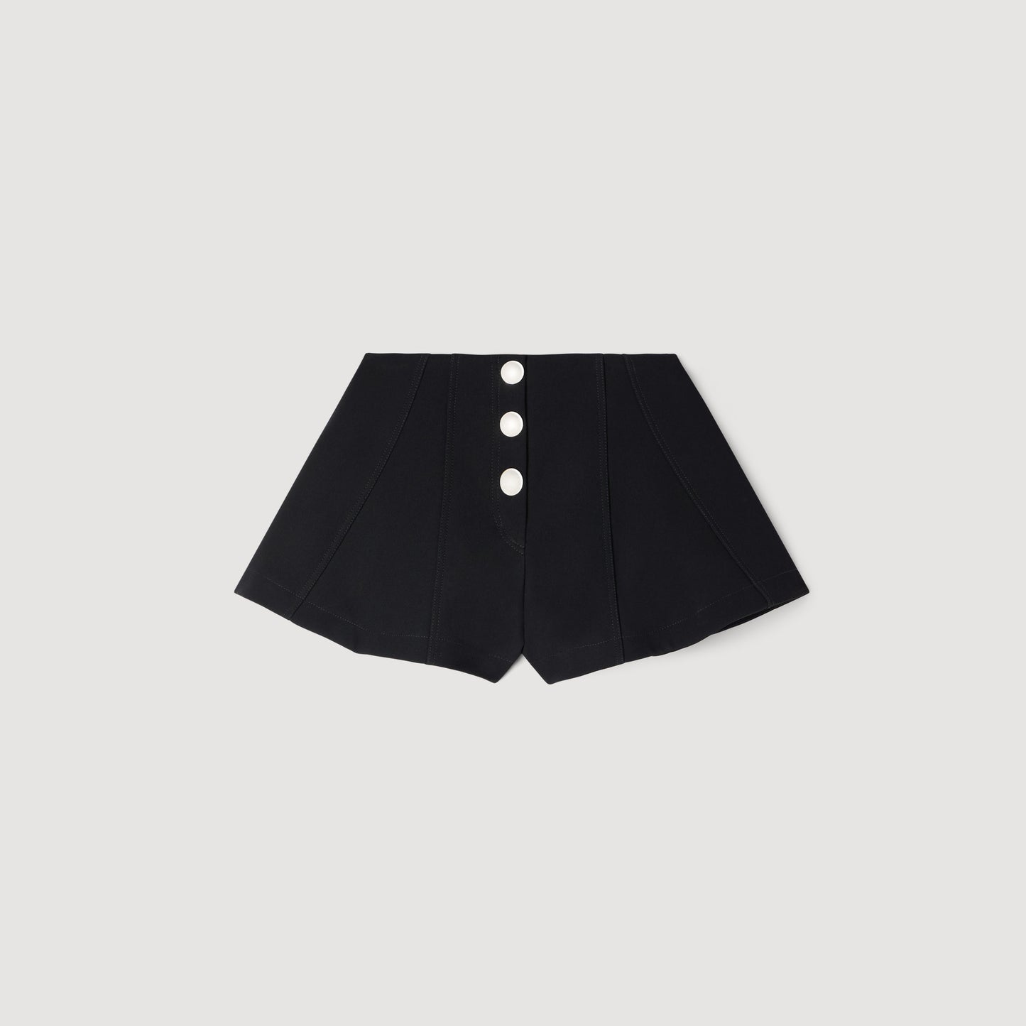 Short acampanado con automáticos