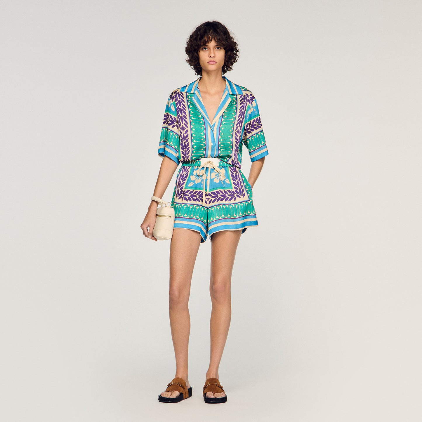 Short corto con estampado floral