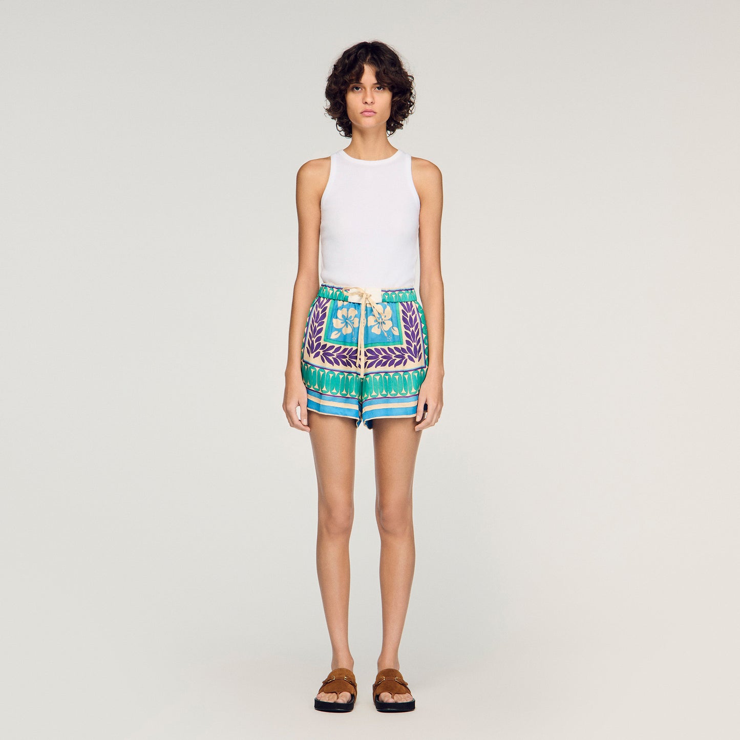 Short corto con estampado floral