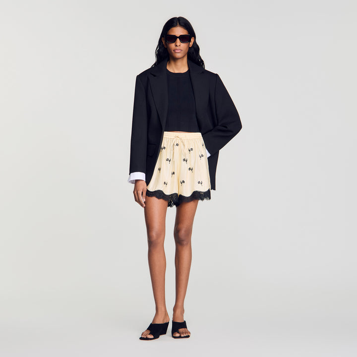 Short bordado con flores