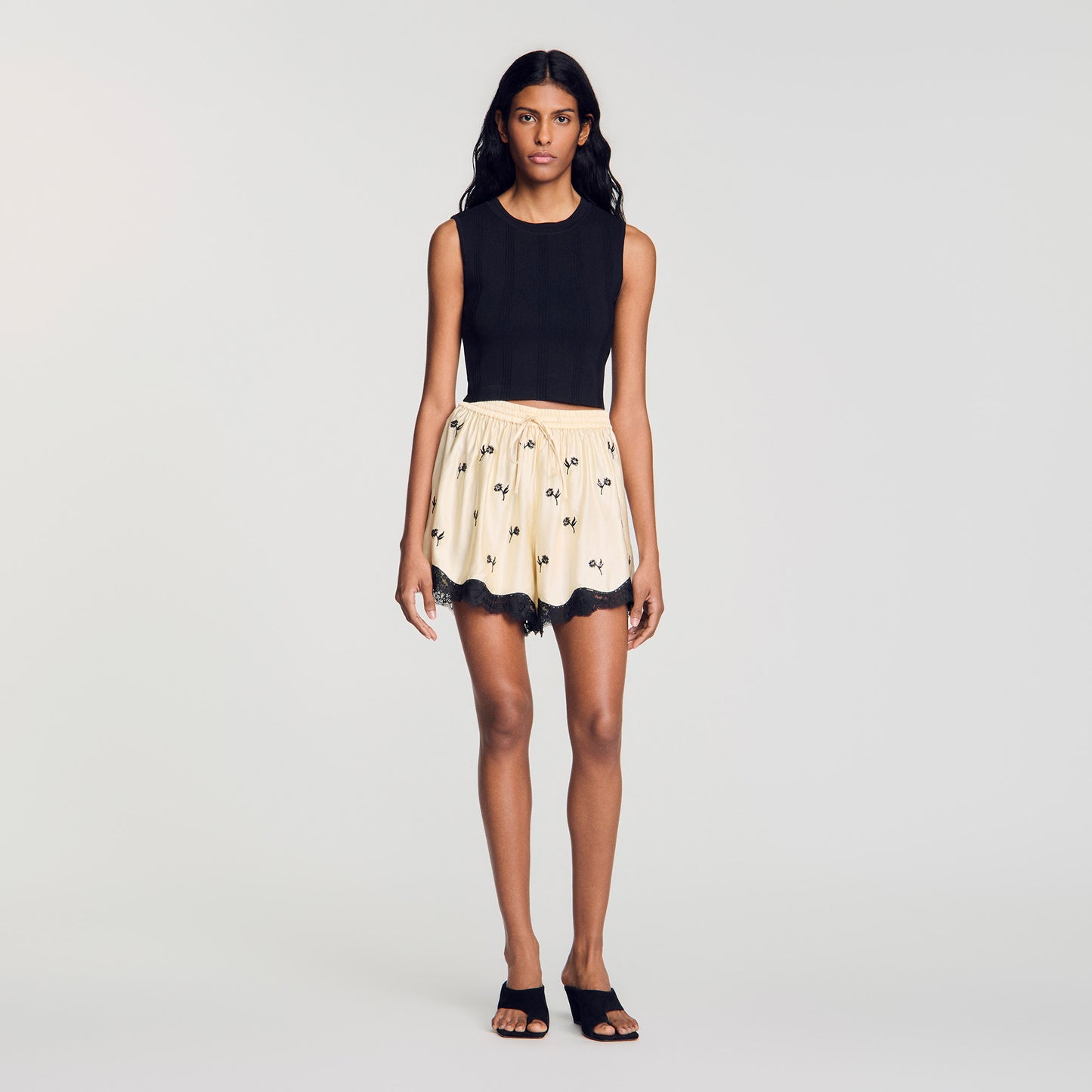 Short bordado con flores