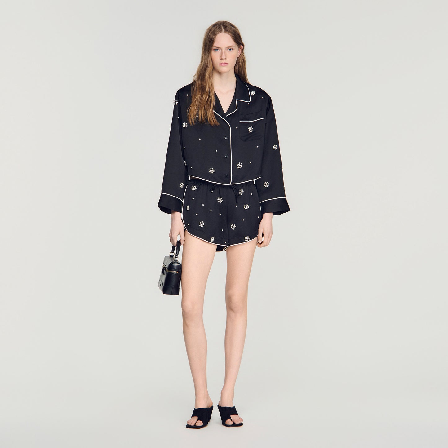 Short bordado con perlas y strass
