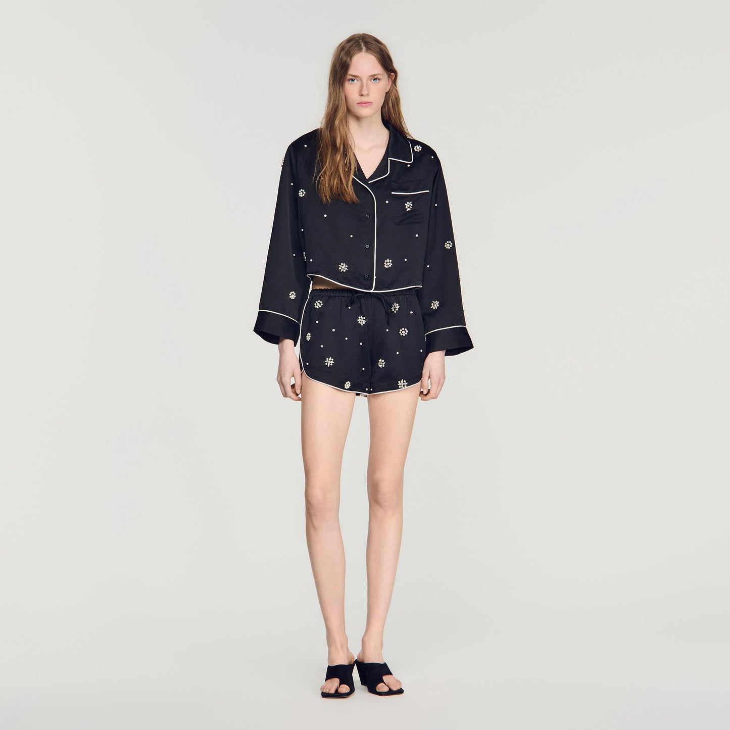 Short bordado con perlas y strass