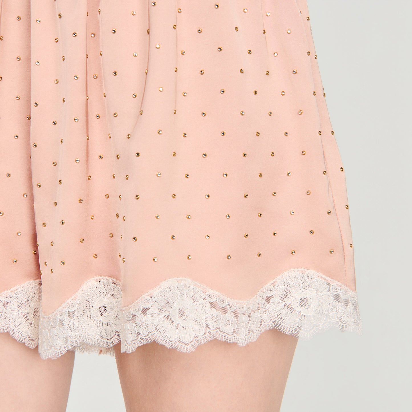 Pantalón corto con strass y encaje