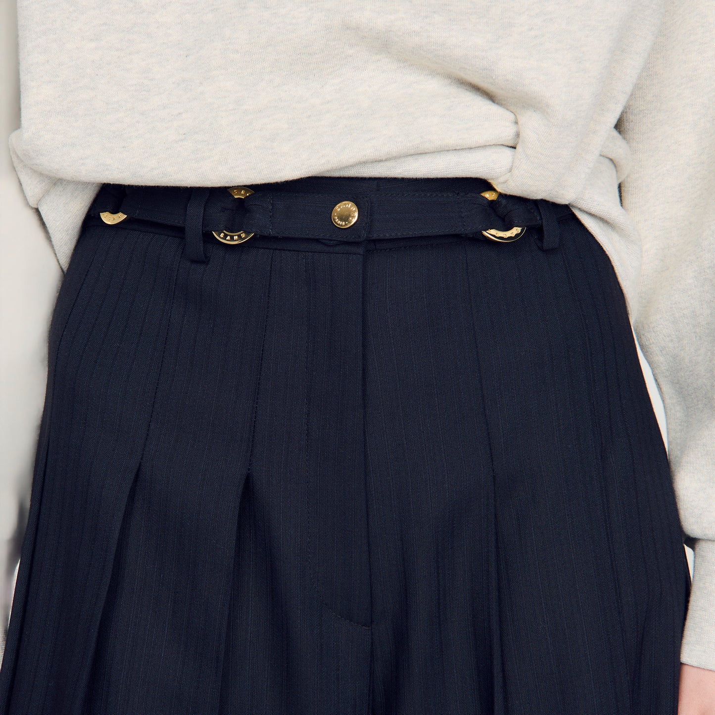Short largo plisado de lana