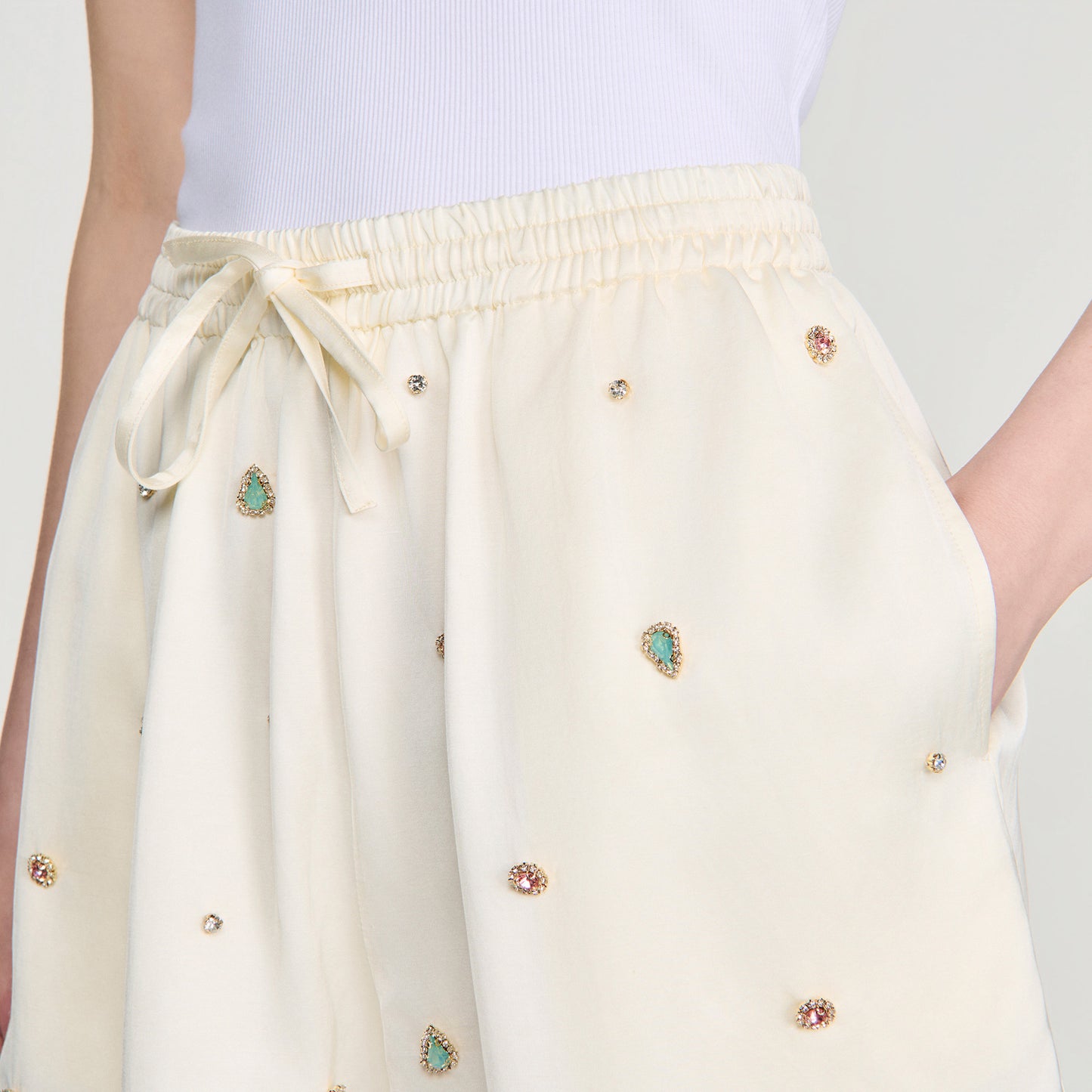 Short bordado con piedras y strass