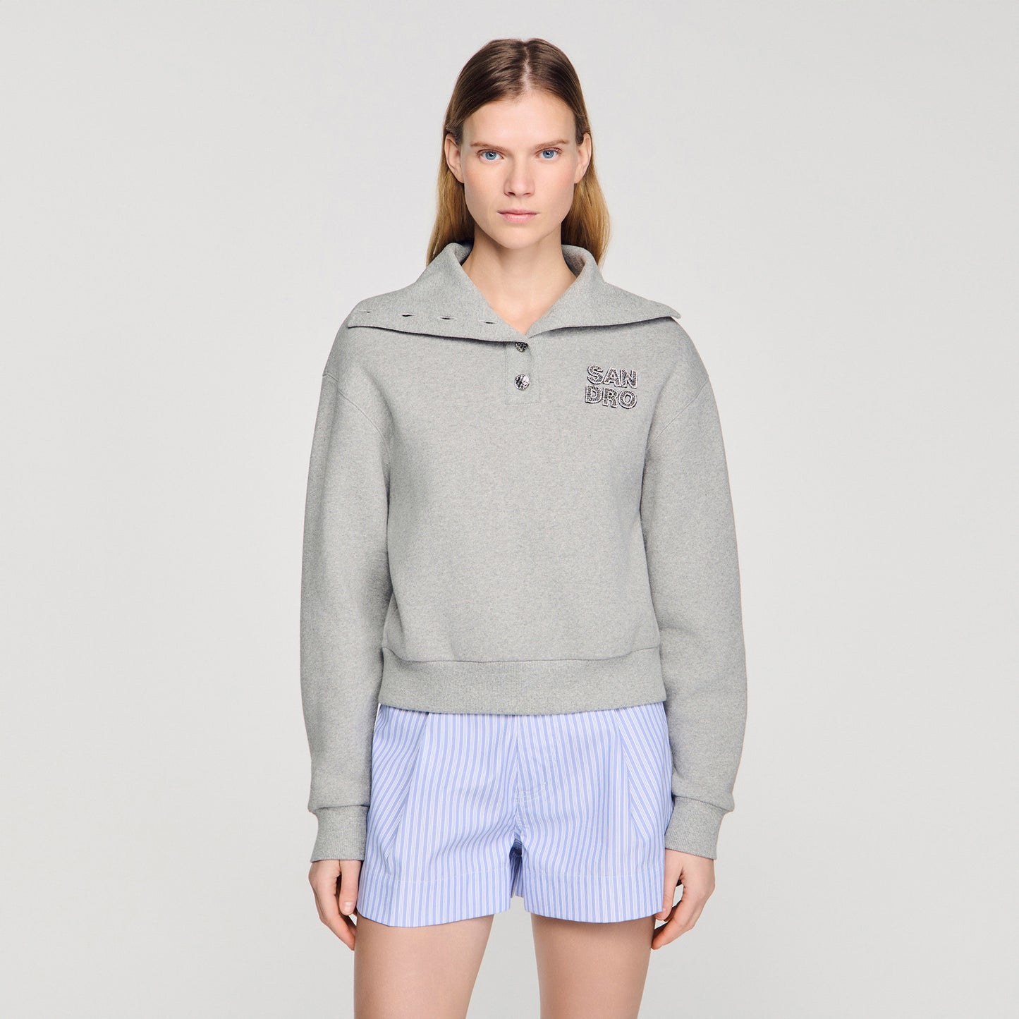 Sudadera bordada, cuello panadero