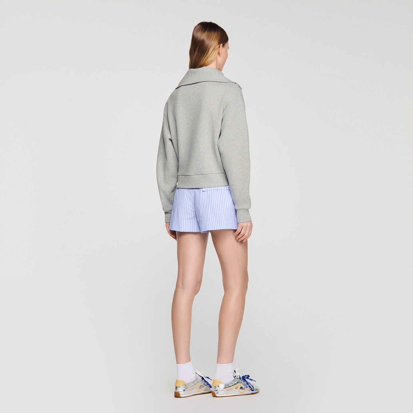 Sudadera bordada, cuello panadero