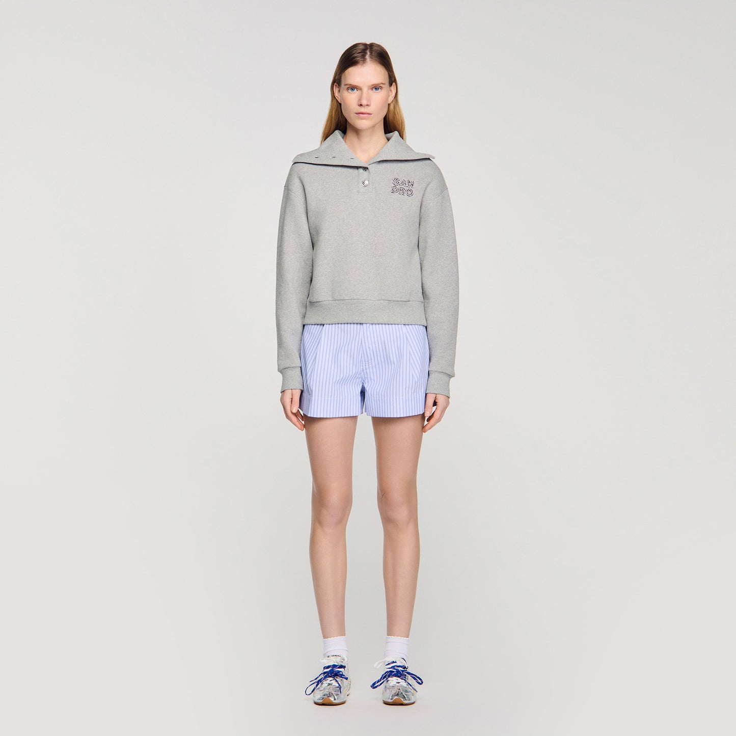 Sudadera bordada, cuello panadero