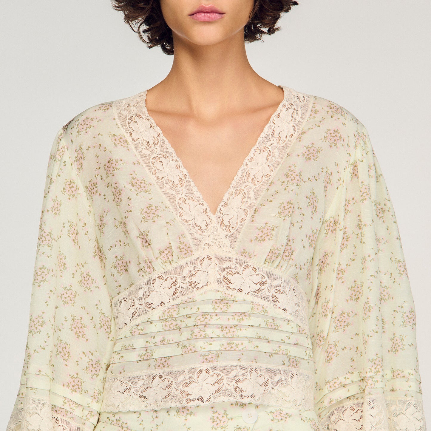 Top corto con estampado de flores