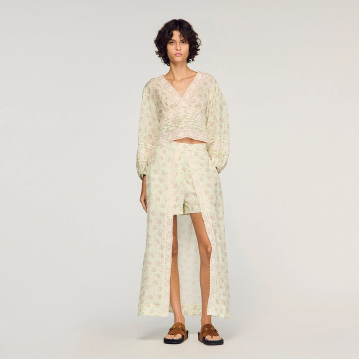 Top corto con estampado de flores
