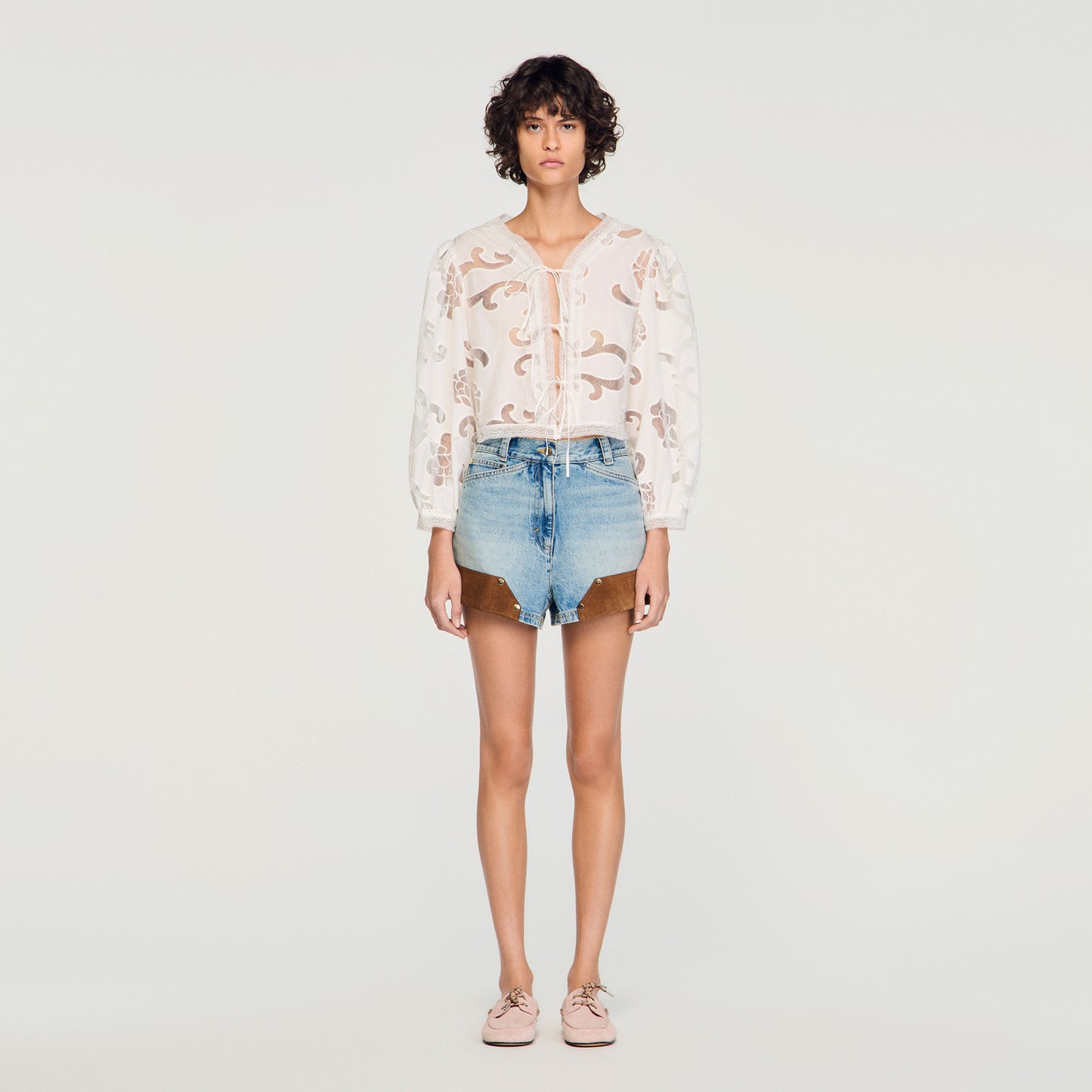Top corto calado de flores
