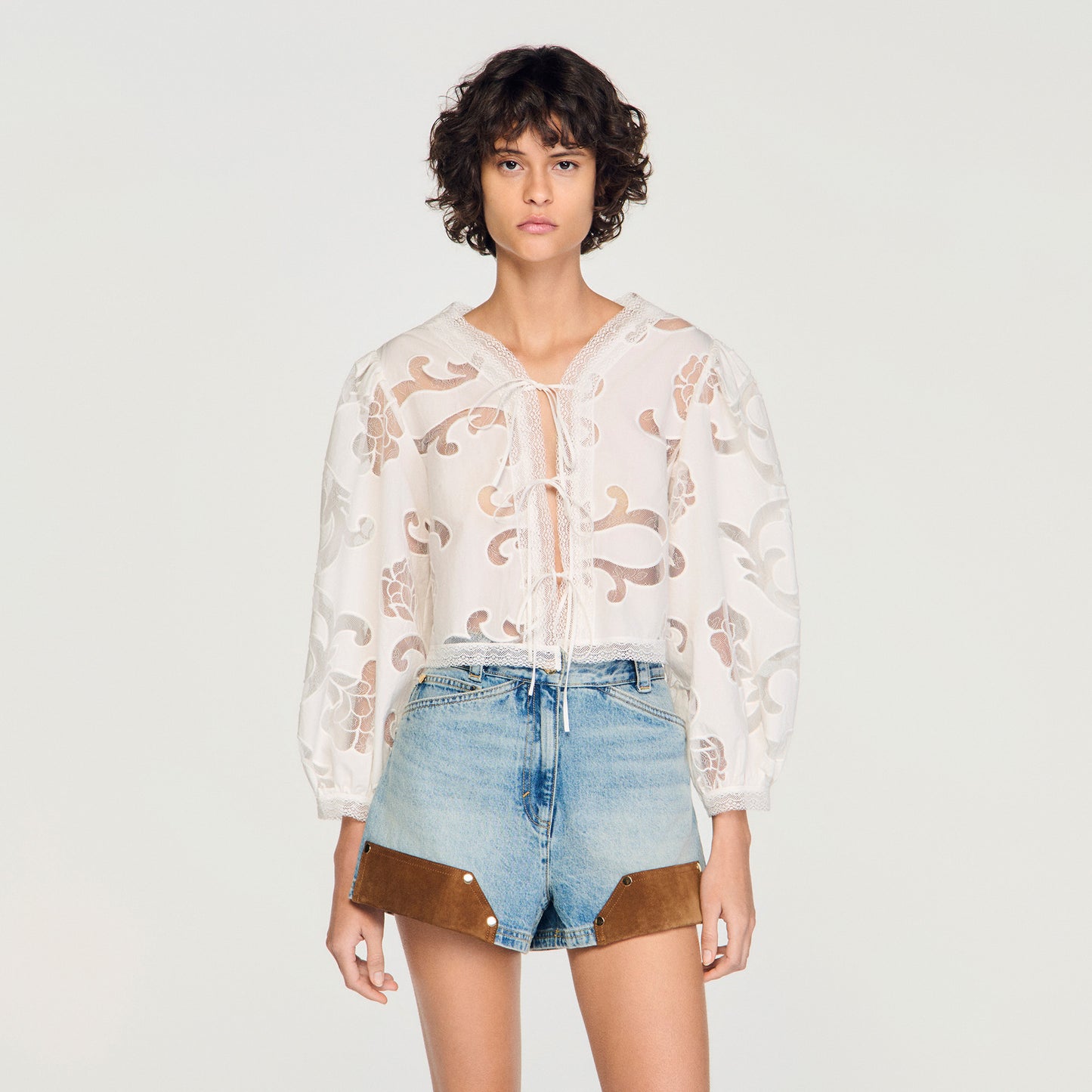 Top corto calado de flores