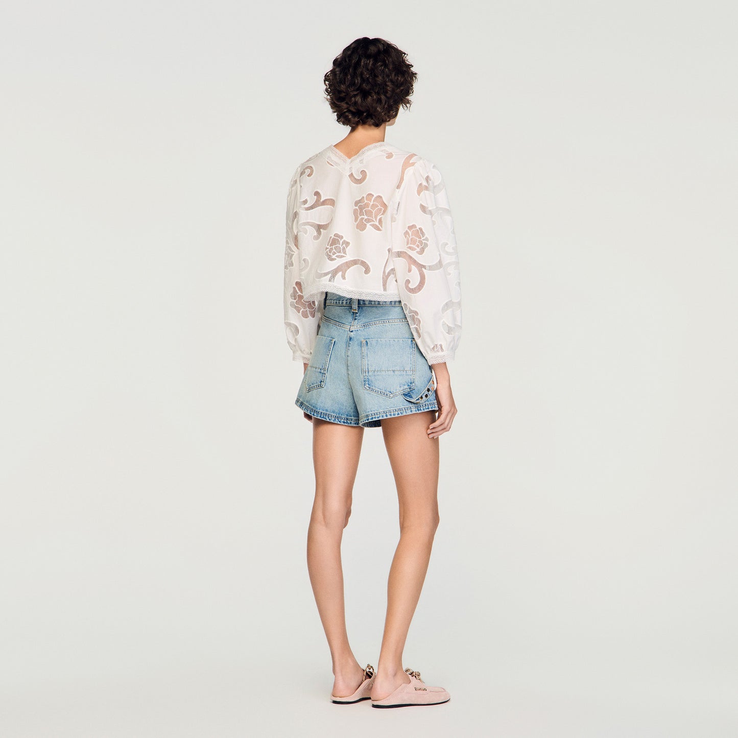 Top corto calado de flores