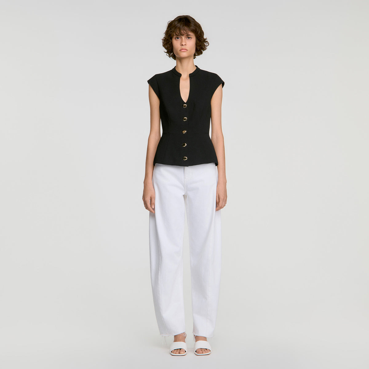 Top peplum abotonado