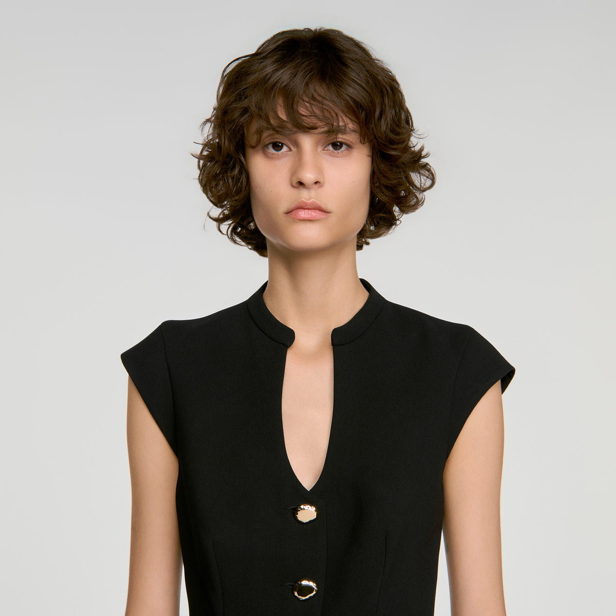 Top peplum abotonado