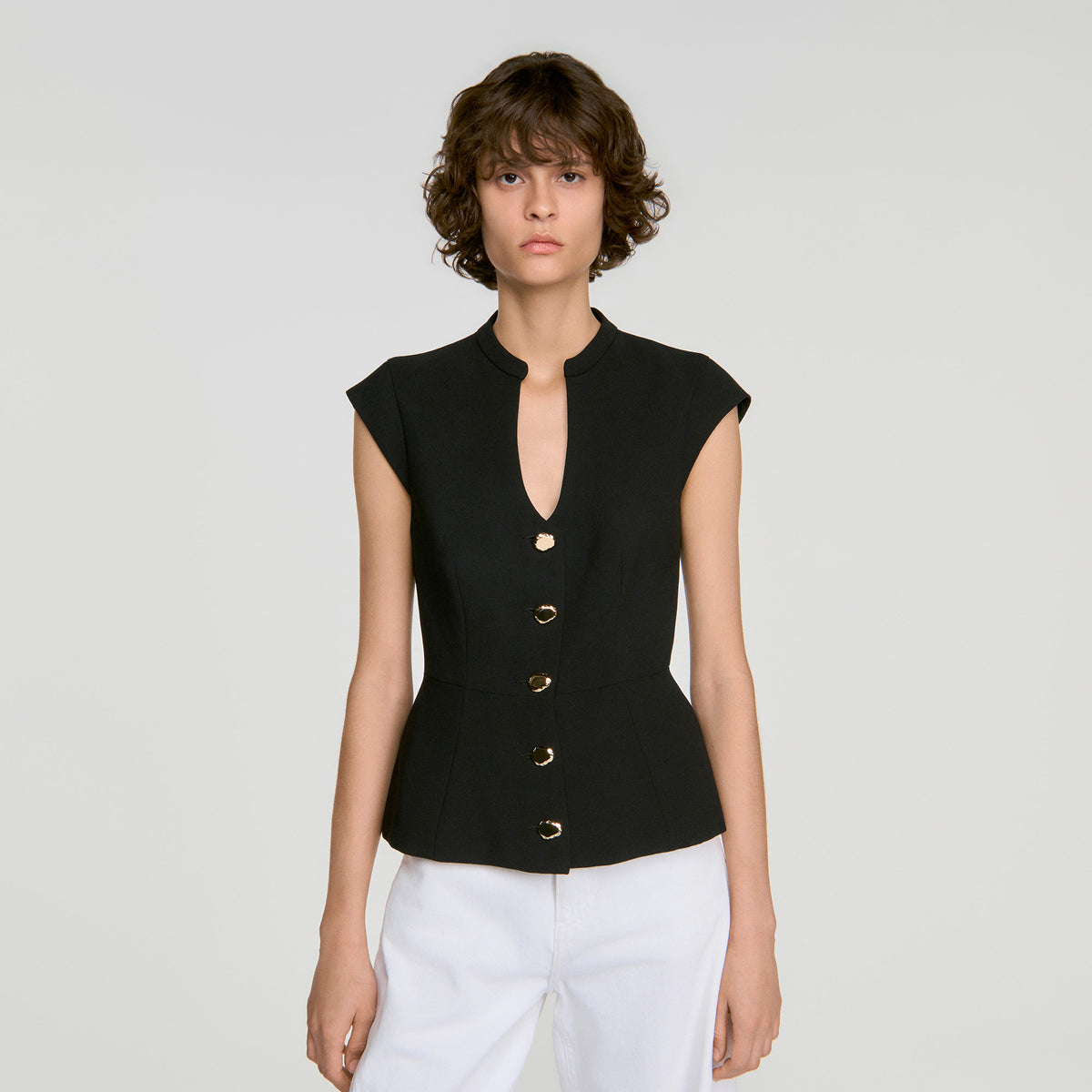 Top peplum abotonado