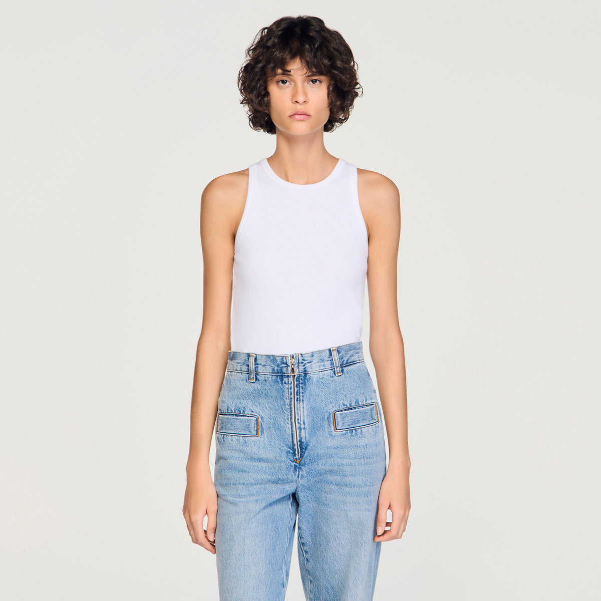 Camiseta sin mangas con bordado
