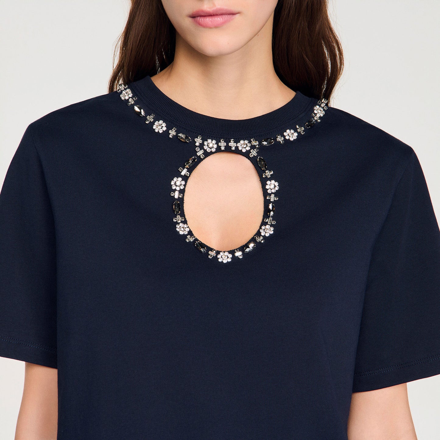 Camiseta calada con strass