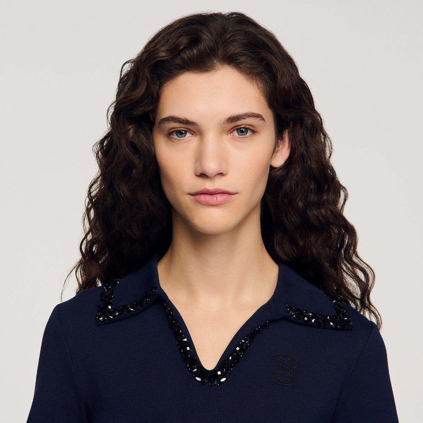 Polo con cuello de pedrería