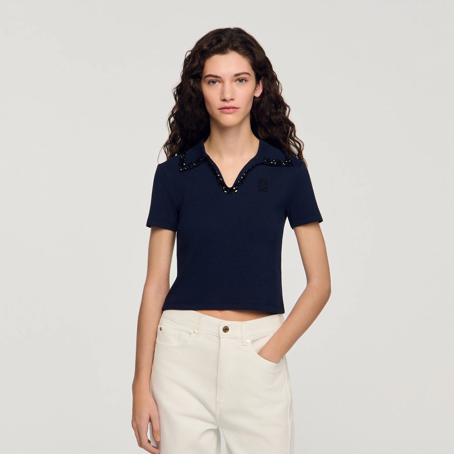 Polo con cuello de pedrería