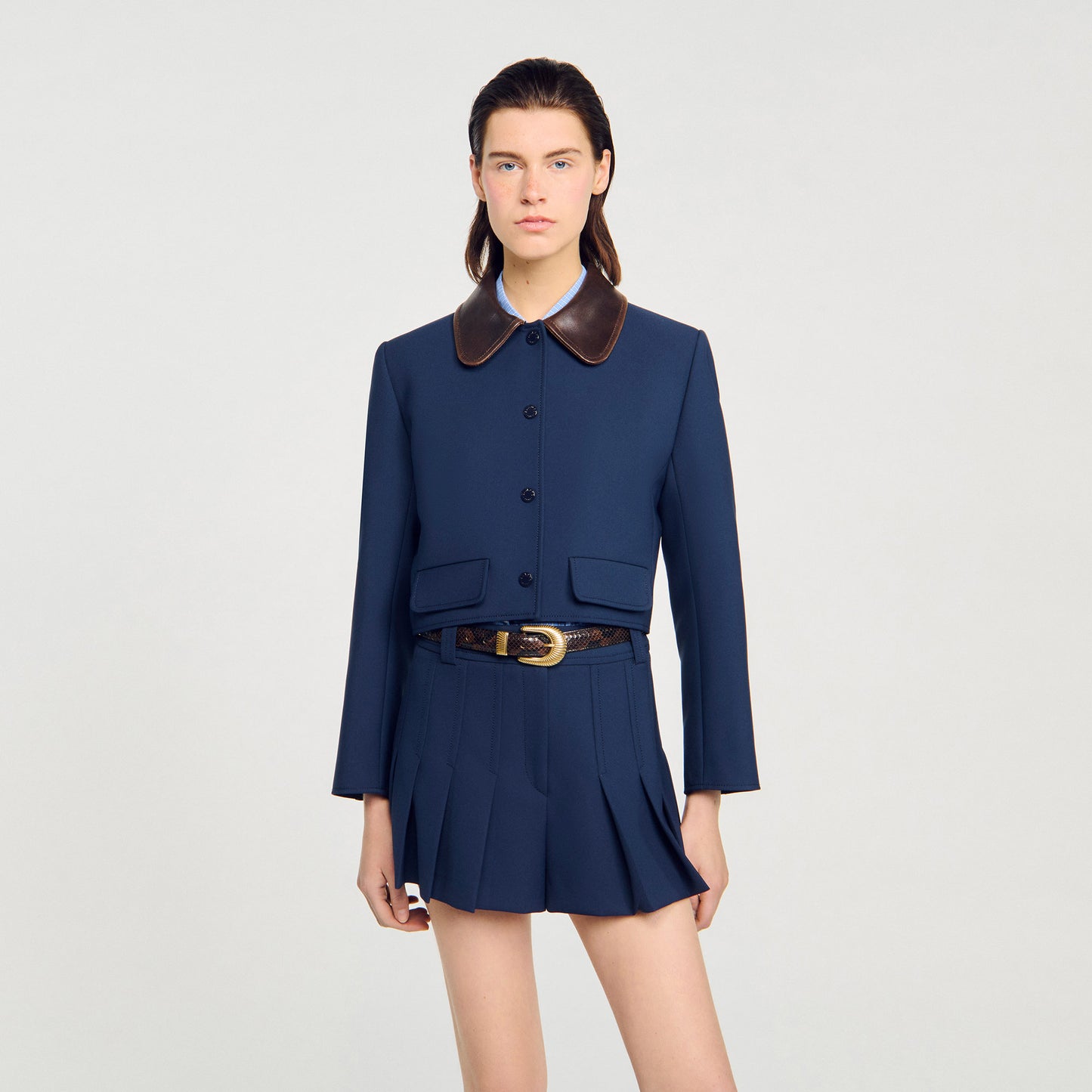 Chaqueta corta con cuello de cuero