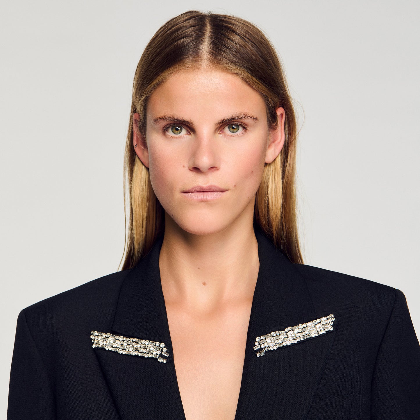 Chaqueta con cuello de strass