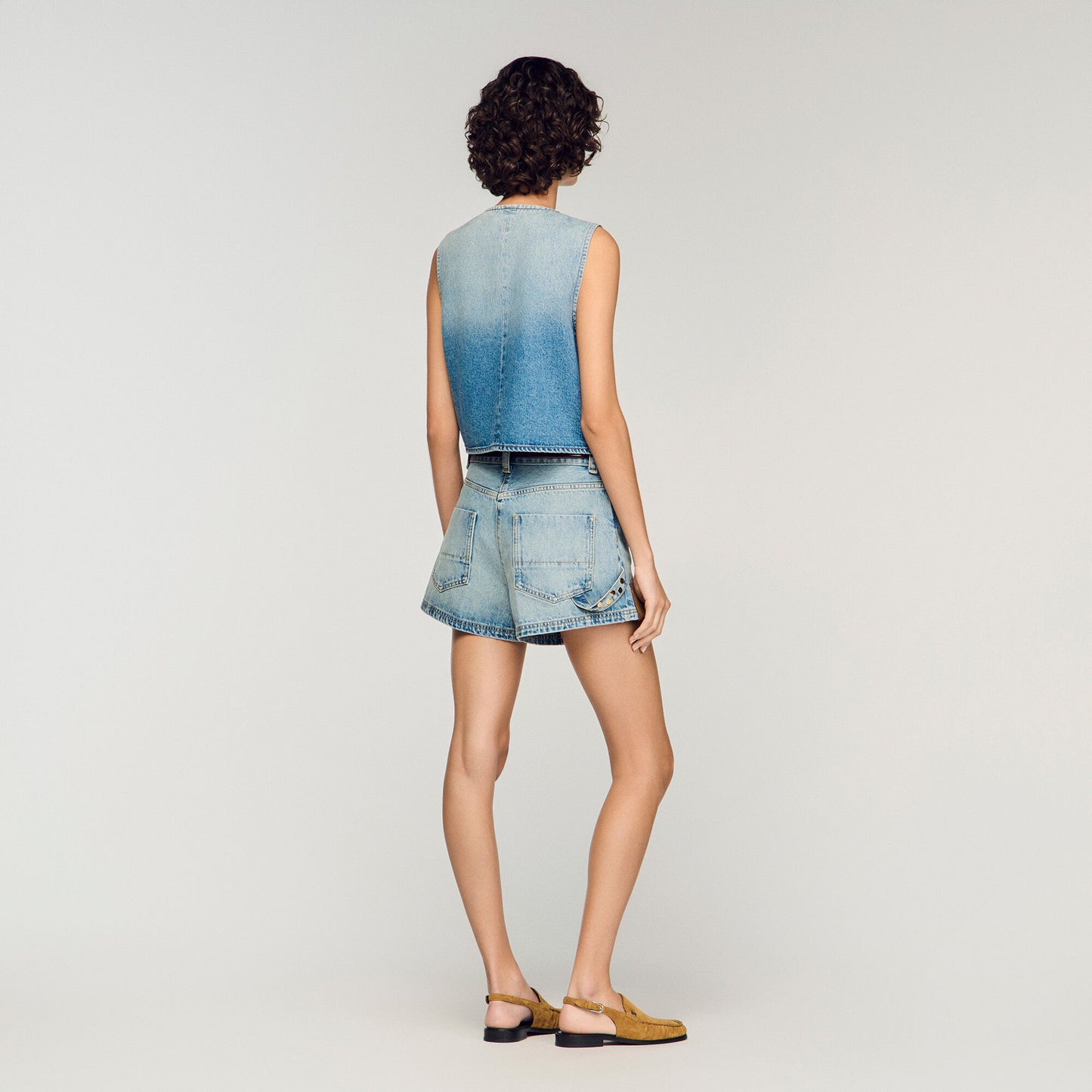 Chaleco corto denim con tachuelas