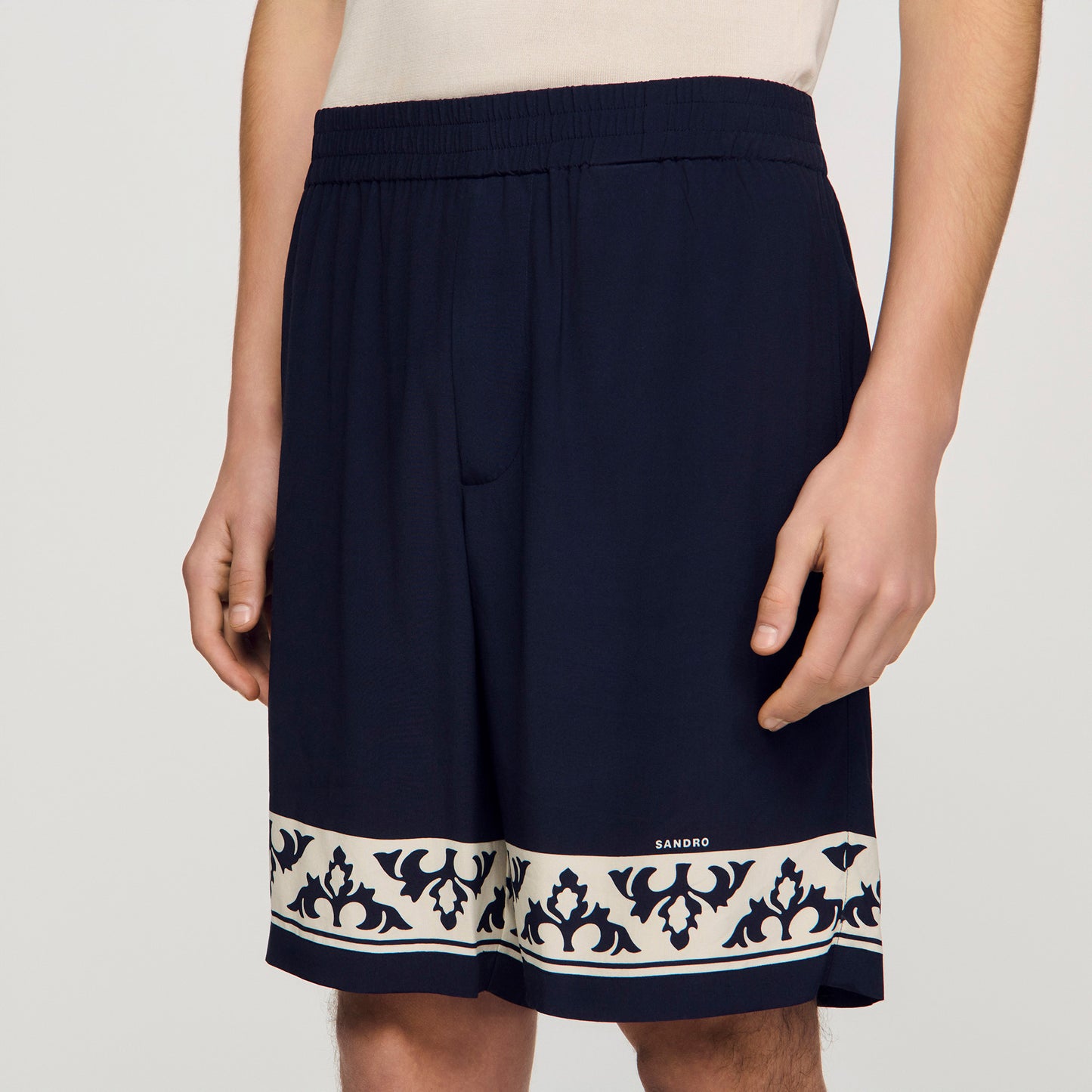 Short fluido motivo contraste
