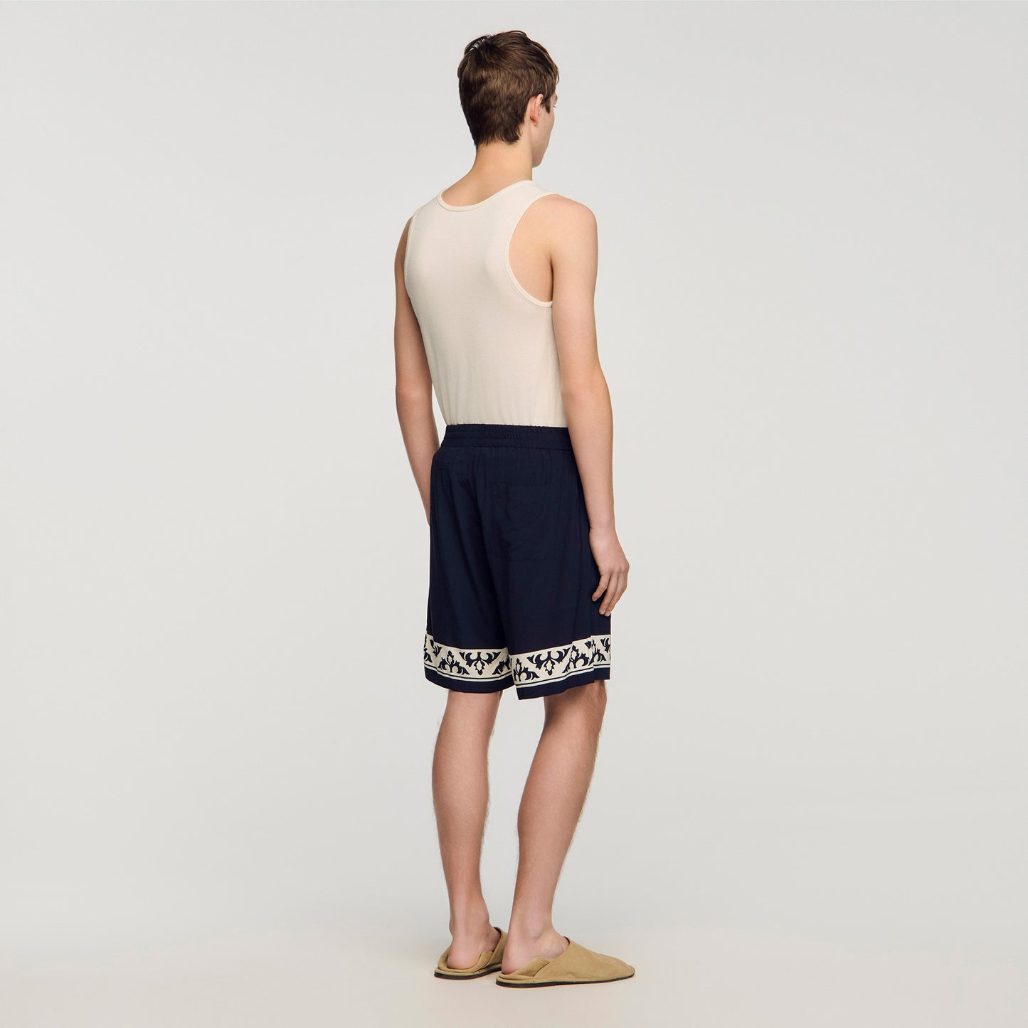 Short fluido motivo contraste