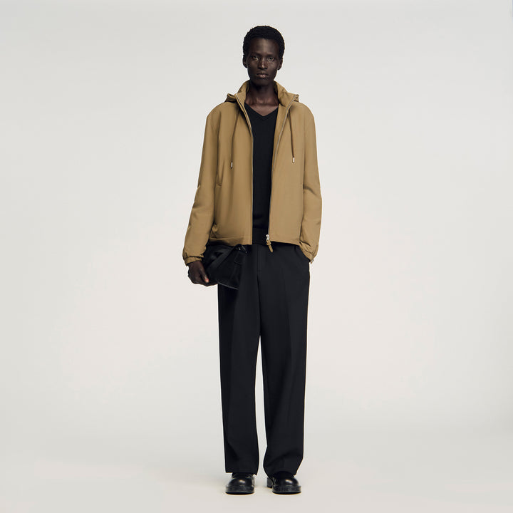 Cazadora con capucha y cremallera