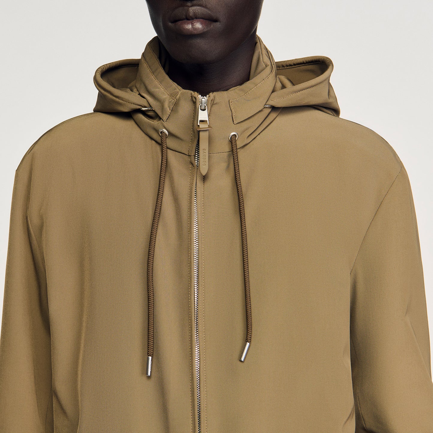 Cazadora con capucha y cremallera