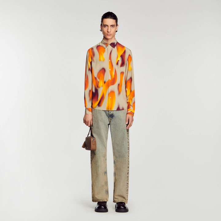 Camisa con estampado de llamas